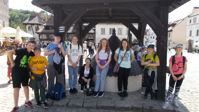 Zdjęcie uczniów przy zabytkowej studni stojąca na Rynku w Kazimierzu Dolnym.