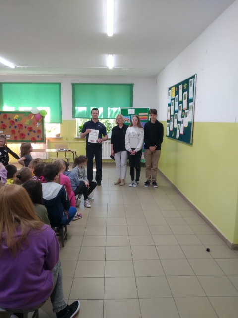 Spotkanie uczniów szkoły podstawowej w Ostrówkach z policjantem.