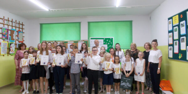 Zdjęcie uczestników konkursu kaligraficznego, organizatorów oraz Wójta Gminy Wohyń