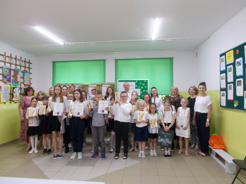 Zdjęcie uczestników konkursu kaligraficznego, organizatorów oraz Wójta Gminy Wohyń